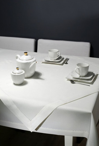 Stain Resistant Tablecloth with a Net 240_White 140x220